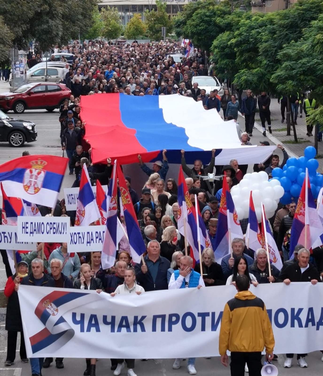 Veličanstvena narodna šetnja kroz Srbiju - preko 4.000 građana u Čačku: Manja grupa blokadera ponovo pokušala da pravi haos ali bezuspešno